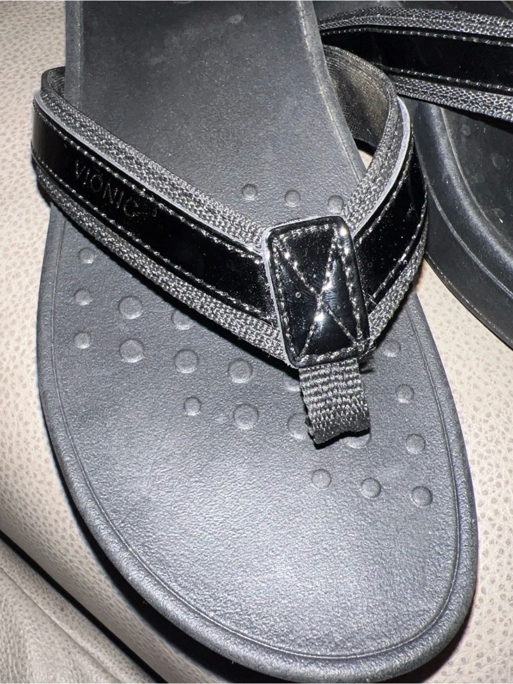 Vionic High Tide Thong Patent Trim Sandal Women's Size 9 GUC! - Picture 7 of 10